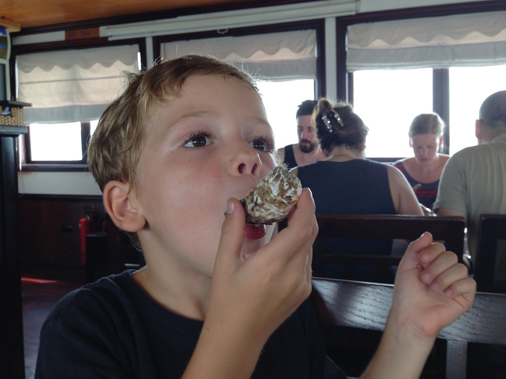 Oskar spiser dampede østers