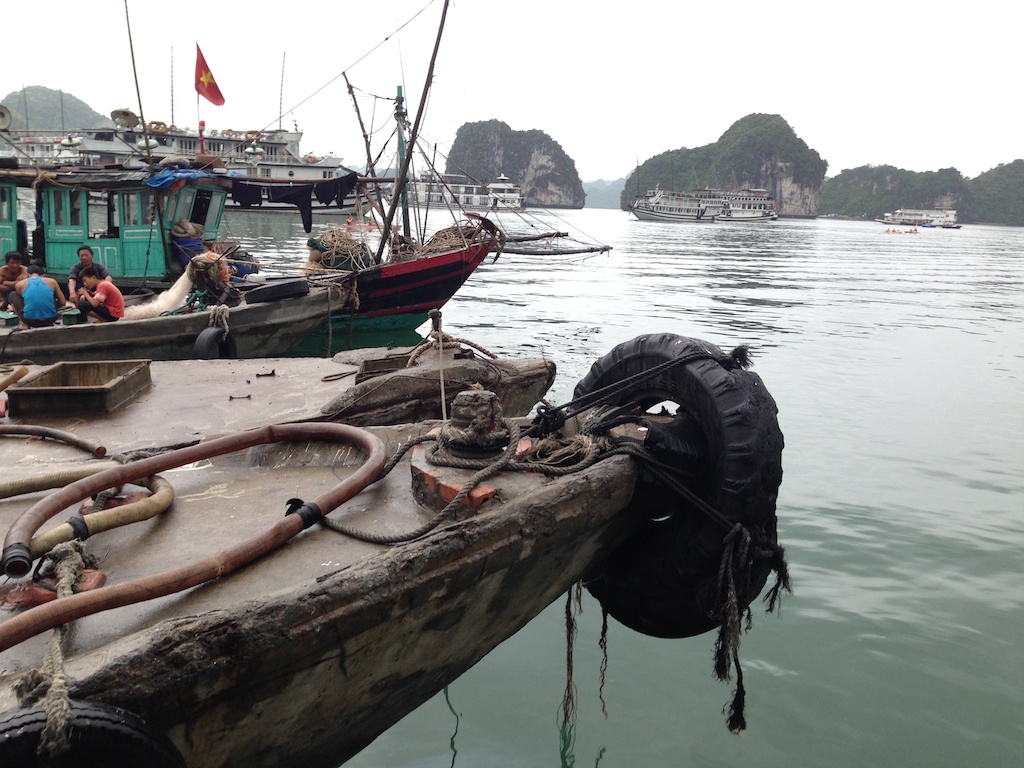 Pram lavet af beton i Halong Bay