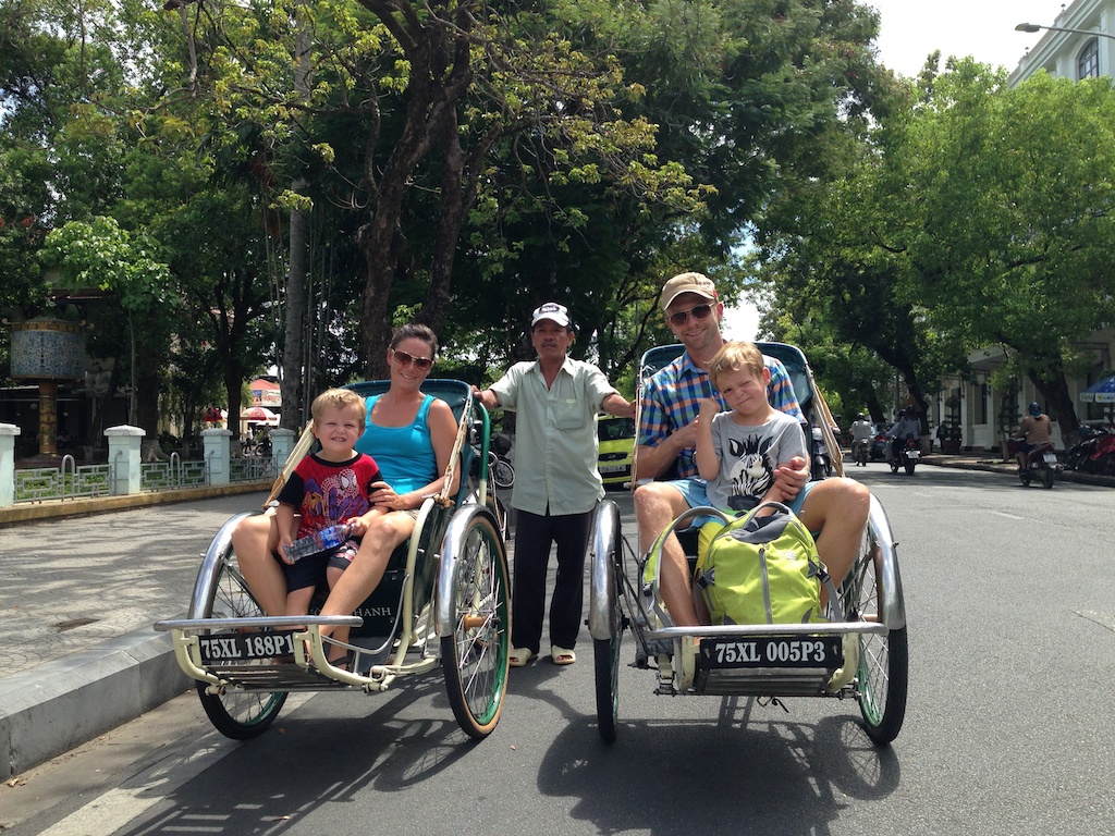 Alfred, Helene, Rasmus og Oskar i to Rickshaws i Hue