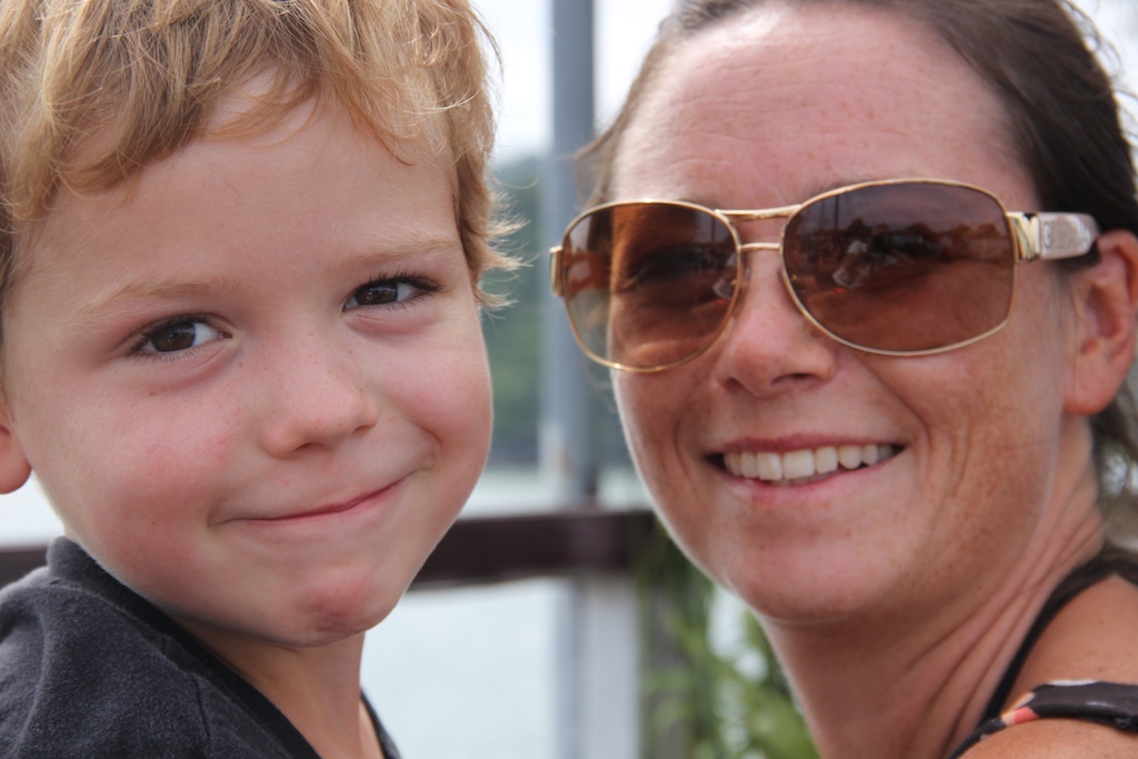 Helene og Oskar smiler på dækket af Maguerite  Garden