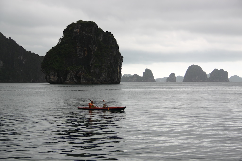 Rasmus, Alfred og Oskar sejler kajak i regnvejr i Halong Bay