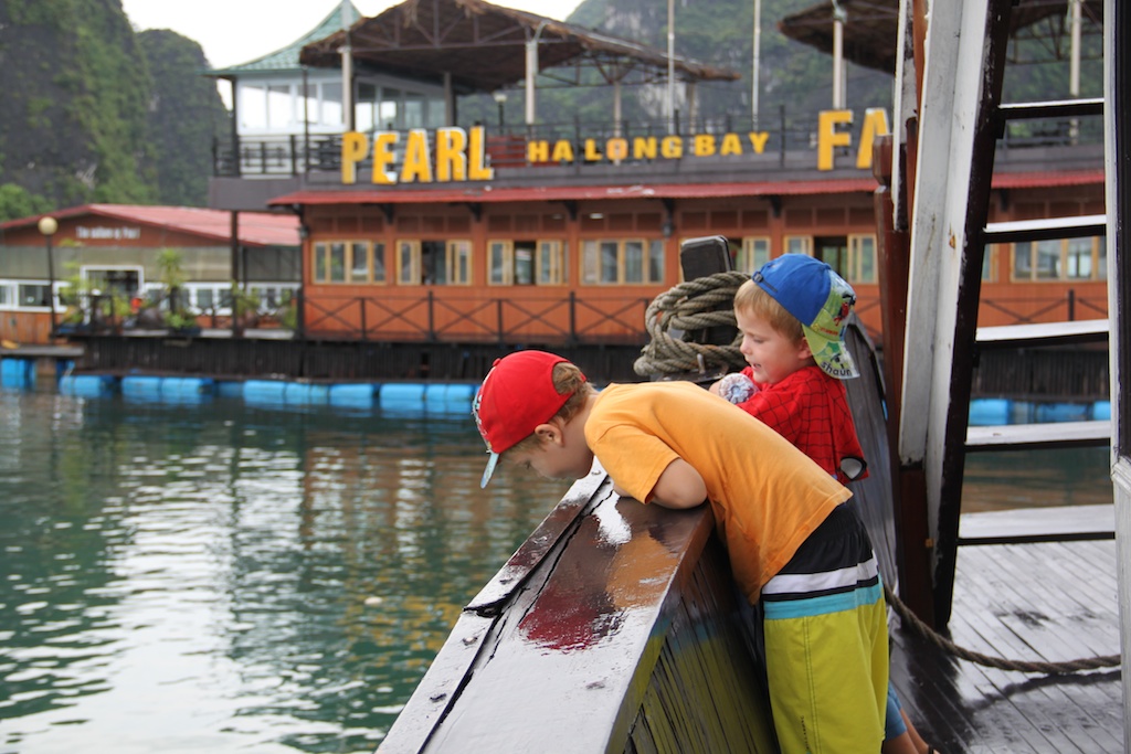 Oskar og Alfred ombord på tenderen ved perlefarmen i Halong Bay