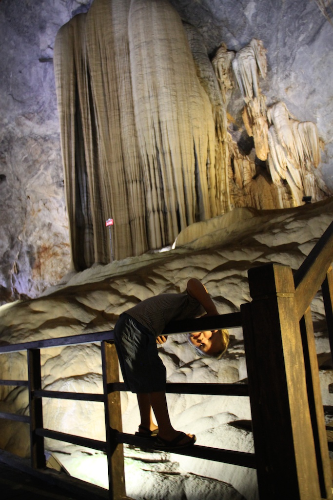 Oskar hænger ud over gelænderet i Paradise Cave