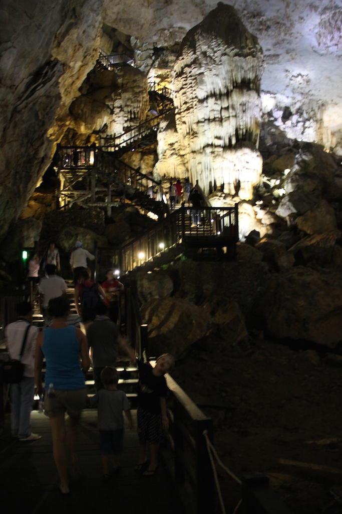 Helene, Alfred og Oskar på vej op ad trappen ud af Paradise Cave