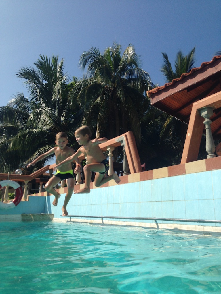 Oskar og Alfred springer i poolen på Golden Star Beach Resort i Negombo