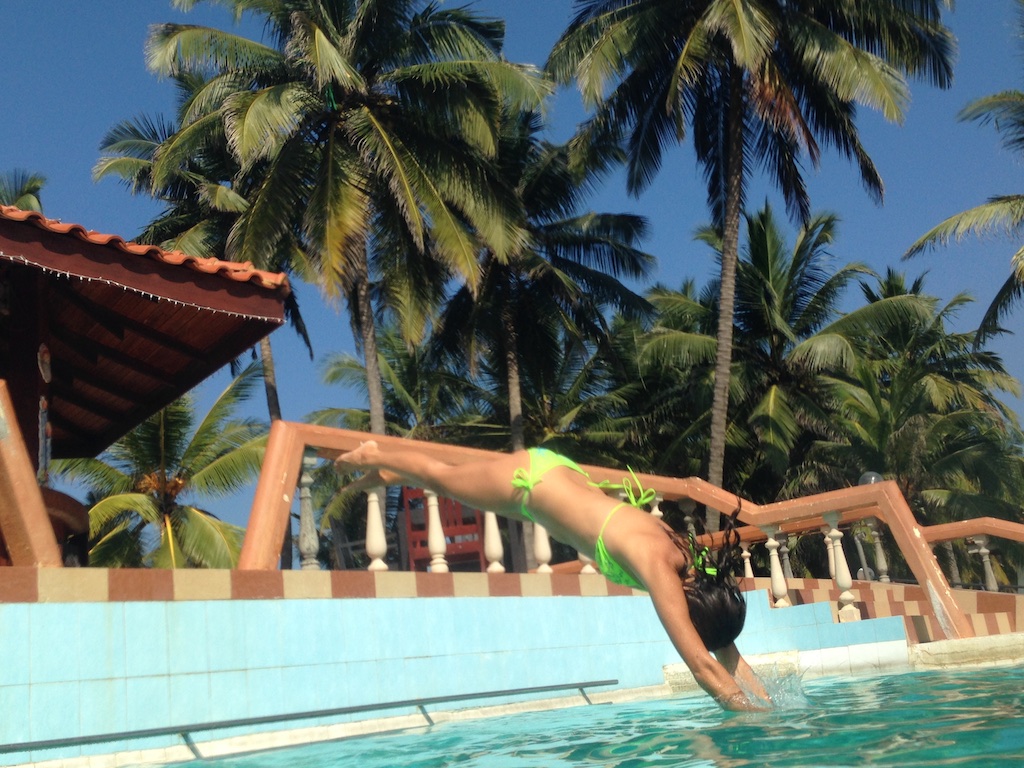 Helene springer på hovedet i poolen