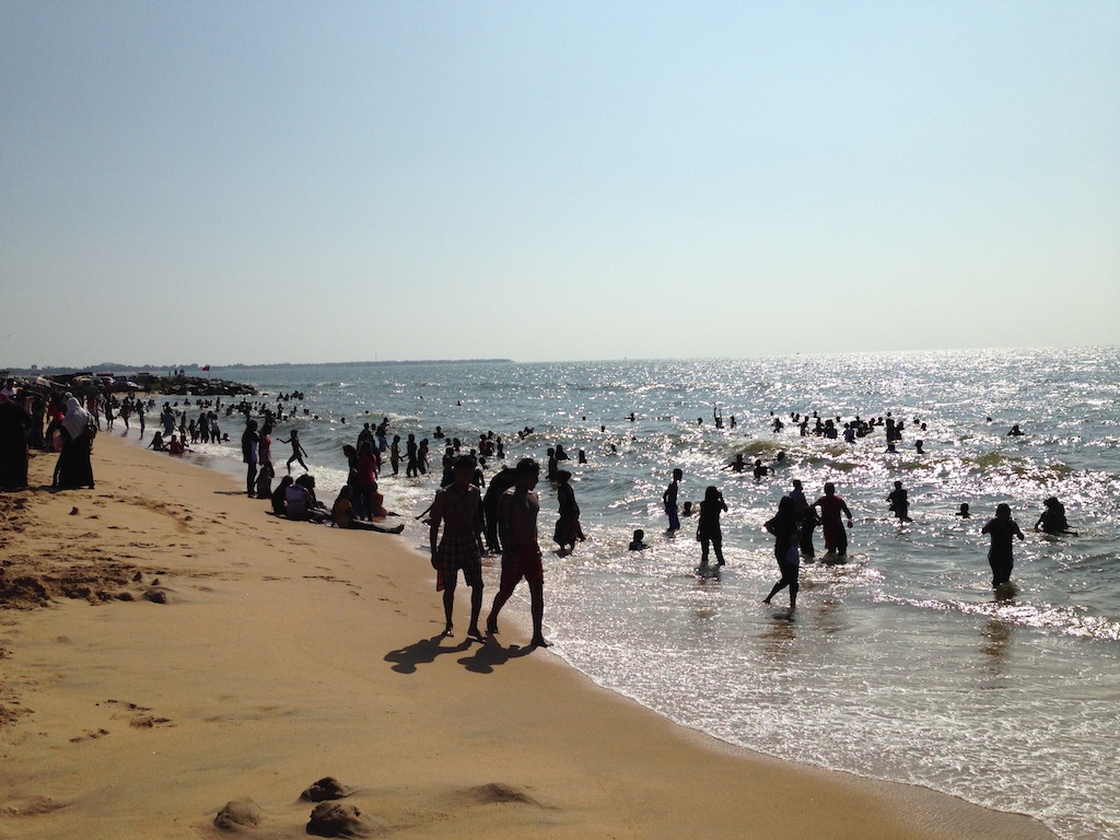 Sort af mennesker i vandet ved Negombo