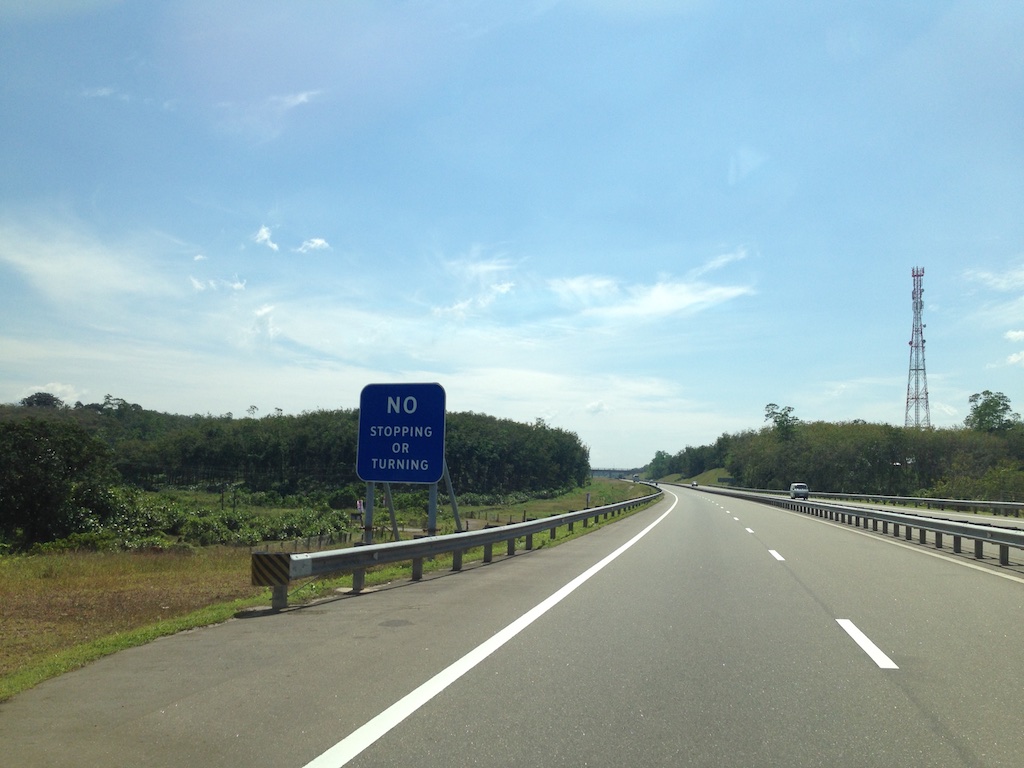 Skilt på motorvejen: No stopping or turning