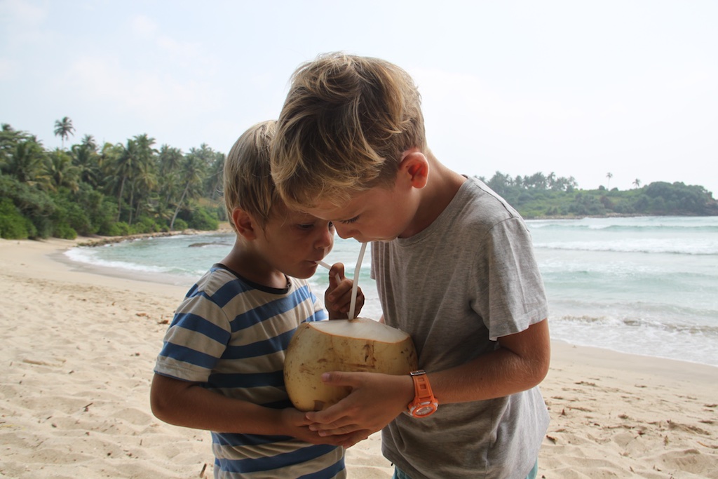 Alfred og Oskar drikker King Coconut