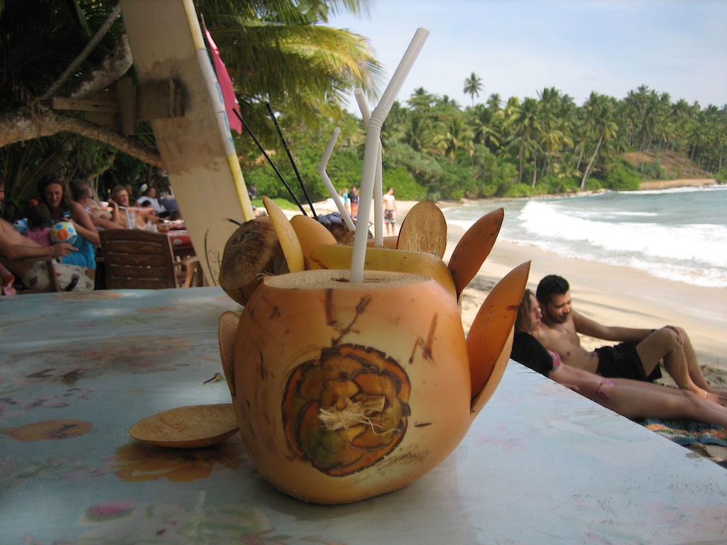 Kokosnøddedrinks på stranden i bugten