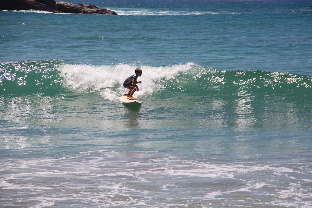 Oskar surfer i bugten