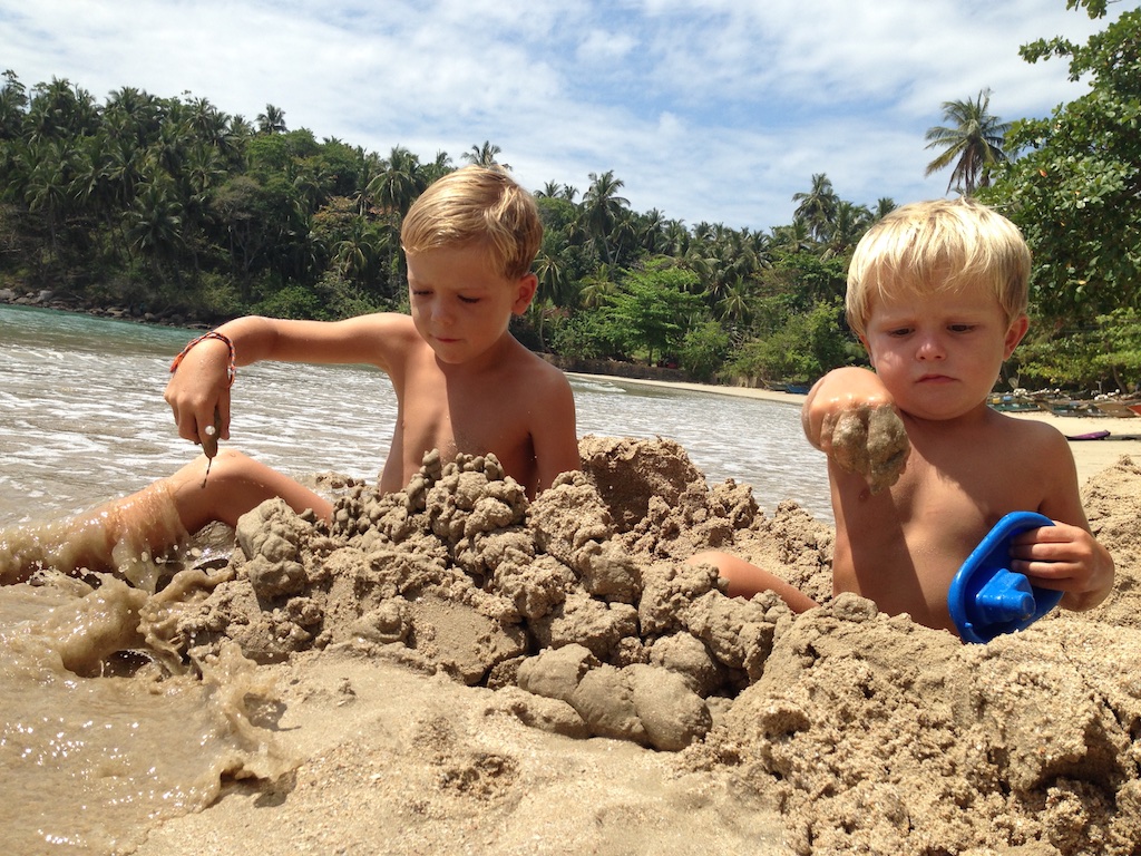 Oskar og Alfred bygger sandslot