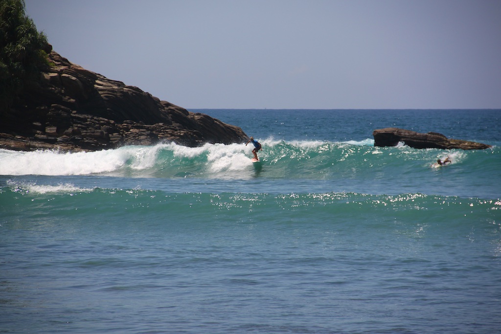 Rasmus surfer i bugten