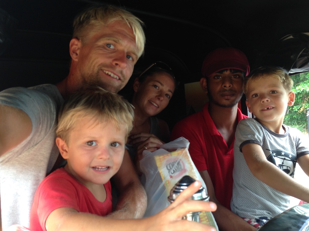 Selfie af hele familien i en tuktuk