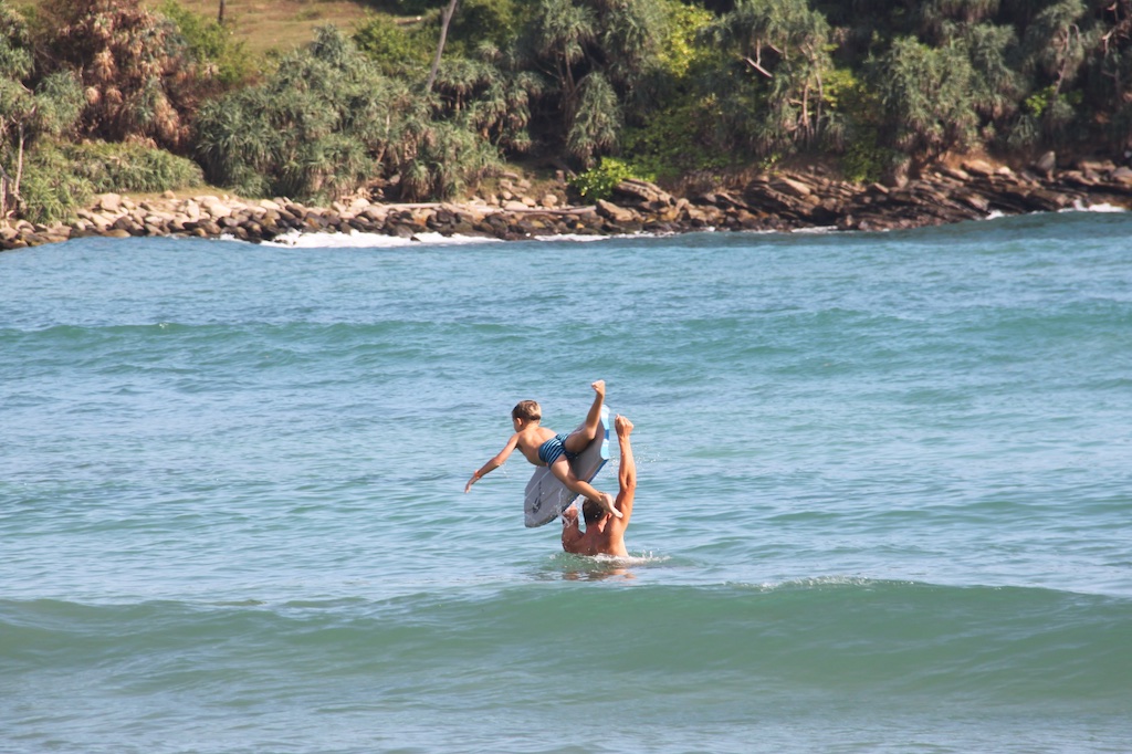 Oskar bliver kastet op i luften med boogieboard ude i vandet