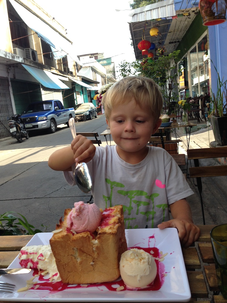 Alfred spiser is-bombe til frokost på gaden i Bangkok