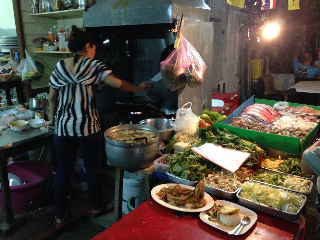 Thai dame laver mad i et gadekøkken