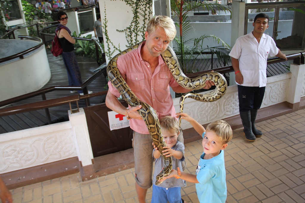 Rasmus, Alfred og Oskar holder en python