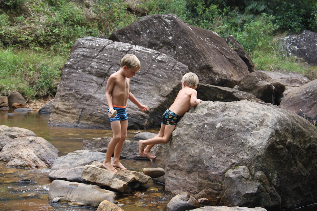 Oskar og Alfred leger på klipperne i floden