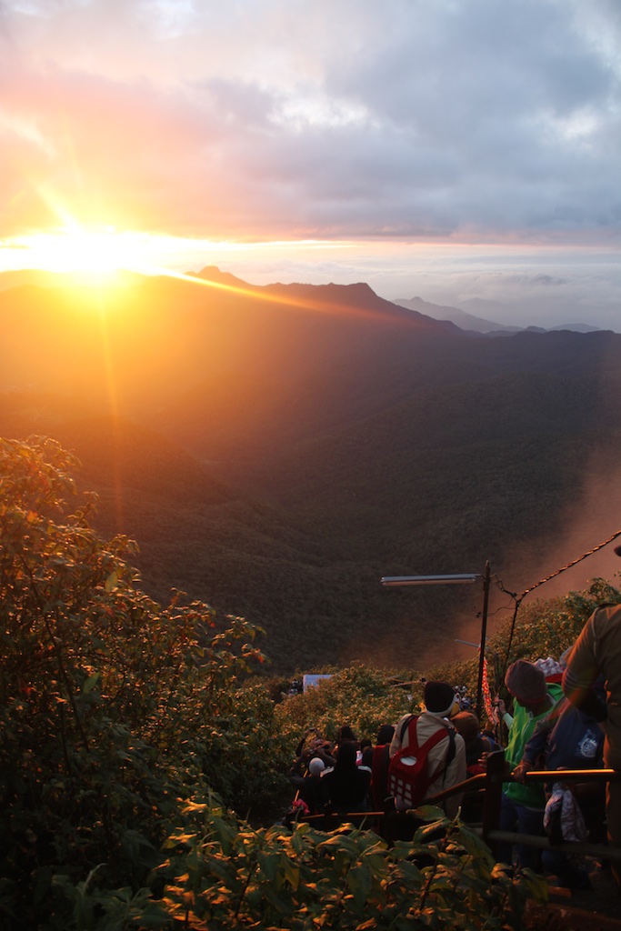 Solopgang på toppen af Adams Peak