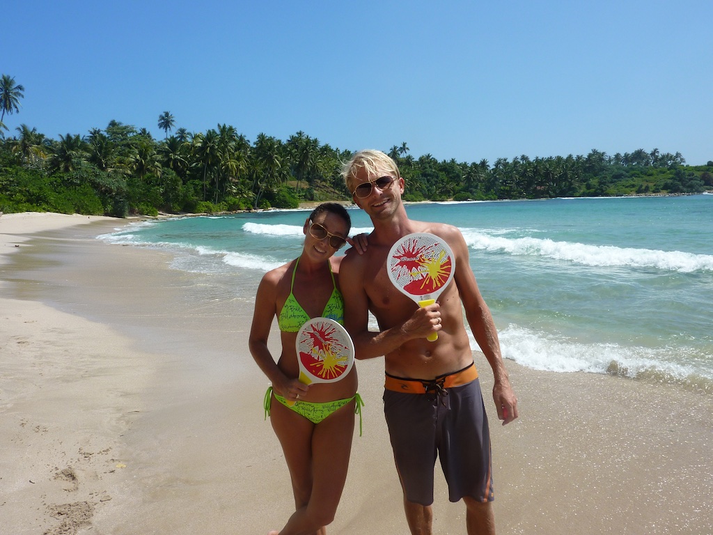 Rasmus og Helene med strandtennis på Hiriketiya beach