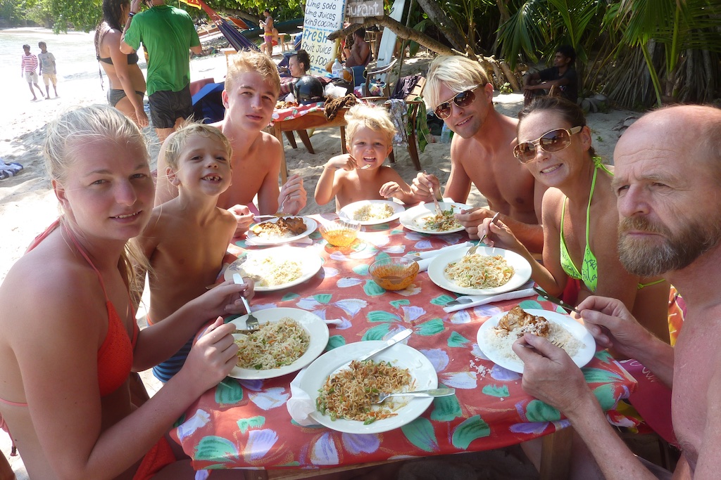 Familiefrokost på Hiriketiya Beach