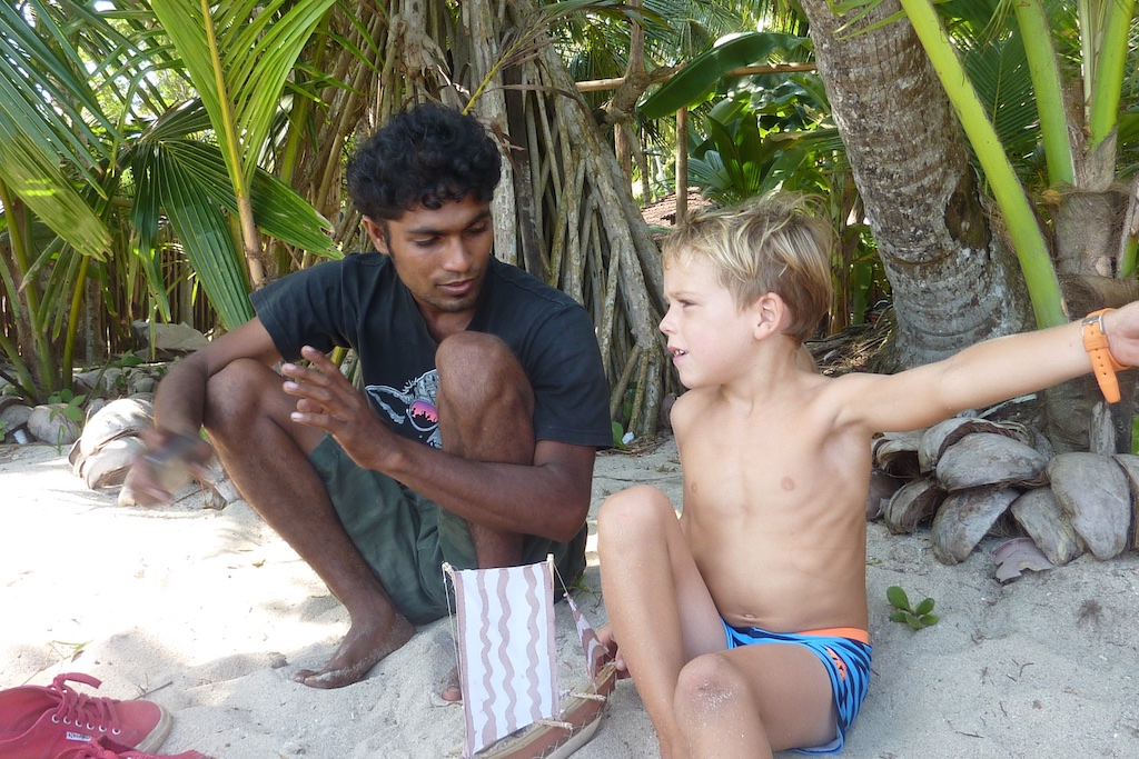 Oskar snakker med en af de Srilankanske chauffører på stranden