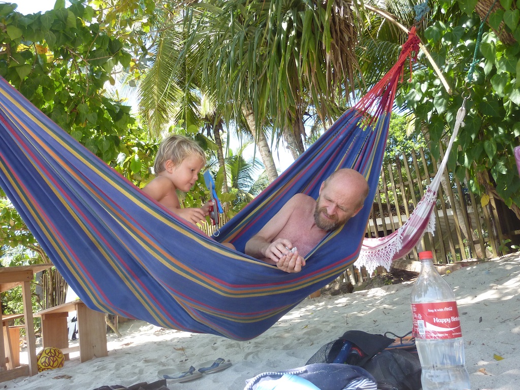 Alfred og Farfar i hængekøjen på Hiriketiya Beach